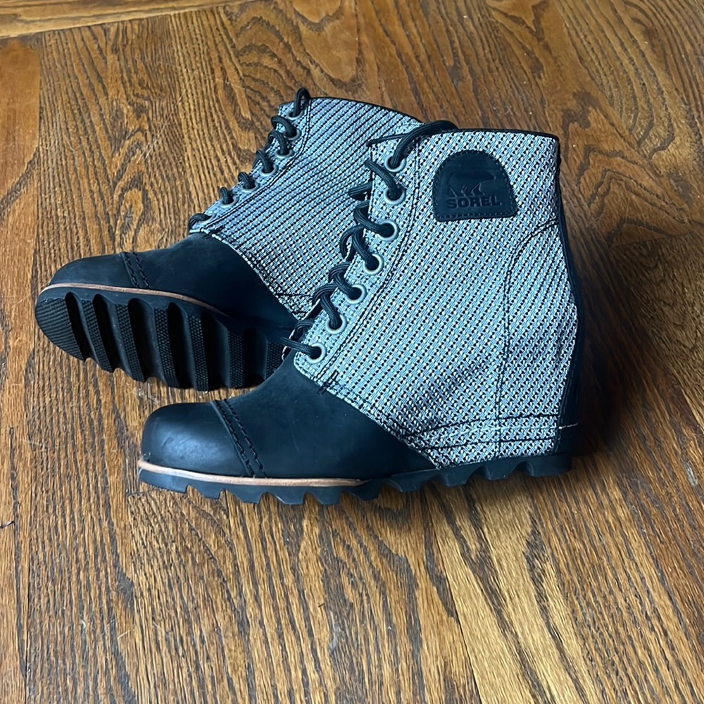 Sorel women’s boots!! Worn once. US size 8